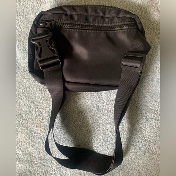 BottleRock Festival Fanny Pack Sling Crossbody Bag Poppy Honey Bear Guitar Wine - Picture 6 of 8